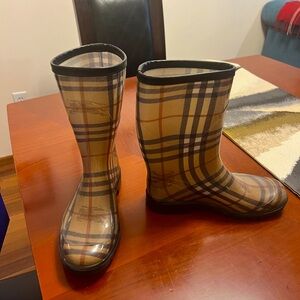 Burberry market rain boots